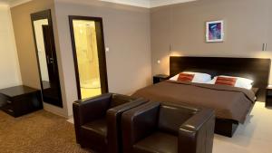 Postel nebo postele na pokoji v ubytování Aston Hotel