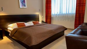 Postel nebo postele na pokoji v ubytování Aston Hotel