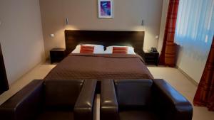 Postel nebo postele na pokoji v ubytování Aston Hotel