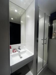 Koupelna v ubytování Résidence LA POUDREUSE - Hyper centre - Apt 3 Pièces 75 M2 - by MONTBLANC LODGE