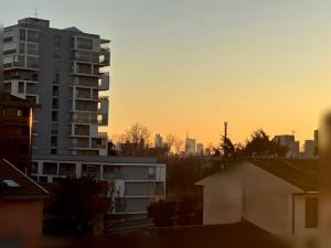 a city skyline at sunset with a tall building at Casa dolce casa - Metro in Sesto San Giovanni
