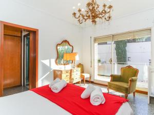 Un dormitorio con una cama con toallas. en Bed BCN Hills House, en Barcelona 32 fotos más