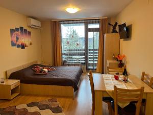 Postel nebo postele na pokoji v ubytování Aspen Suites Студио Слънчев ден + 24 fotografií