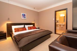 Postel nebo postele na pokoji v ubytování Aston Hotel