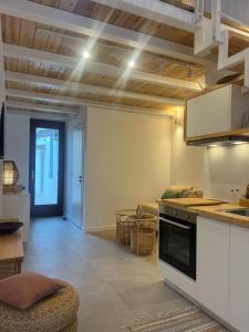 プラタニアスにあるNadra Beachfront Suitesのキッチン、リビングルーム(コンロ付)