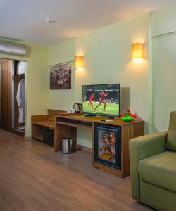 TV a/nebo společenská místnost v ubytování Numi Hotel