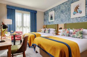 um quarto de hotel com duas camas com lençóis amarelos em Clonakilty Park Hotel em Clonakilty