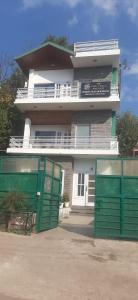 een gebouw met groene poorten ervoor bij The Castle Villa Pine View Kasauli in Kasauli