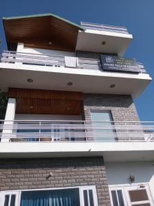een gebouw met een groot balkon aan de zijkant bij The Castle Villa Pine View Kasauli in Kasauli