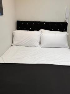 Letzi Premium Cozy Retreat Private En-Suite Rooms, Heathrow Airport客房内的一张或多张床位