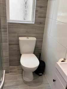 Letzi Premium Cozy Retreat Private En-Suite Rooms, Heathrow Airport的一间浴室
