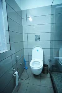 een badkamer met een wit toilet in een stal bij The Castle Villa Pine View Kasauli in Kasauli +39 foto's