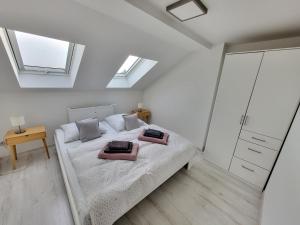 Postel nebo postele na pokoji v ubytování M I S T E R B A L E S Ferienwohnung Zittau Bahnhofsnähe