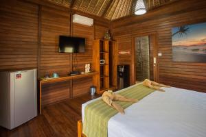 a bedroom with a bed with two animal heads on it at Gecko Villa & Bungalows in Nusa Lembongan