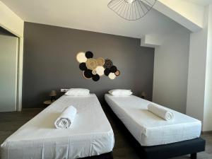 Tignieu-JameyzieuSerimmo的房间里有两张并排的床