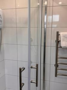 Letzi Premium Cozy Retreat Private En-Suite Rooms, Heathrow Airport的一间浴室