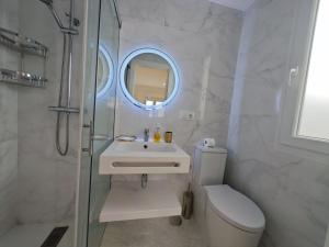 Koupelna v ubytování Tomás Paredes, Vigo, 3 habitaciones + 27 fotografií