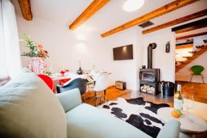 un salon avec un canapé et une cheminée dans l'établissement Historisches Cottage in der Altstadt - für 6 Gäste, à Bad Tölz
