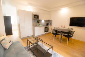 a living room with a couch and a table with chairs at Smart Luxury Apartment in Vienna l JOS25 in Vienna