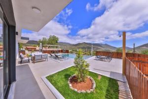 Nespecifikovaný výhled na hory nebo výhled na hory při pohledu z vily