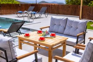 Bazén v ubytování ViLLA ASAR nebo v jeho okolí