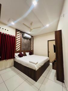 GYPSY HOTEL CUSAT客房内的一张或多张床位
