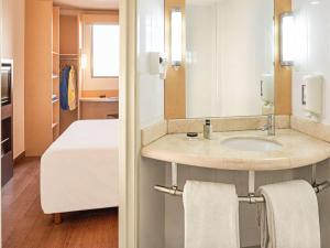 Um banheiro em Ibis Cancun Centro