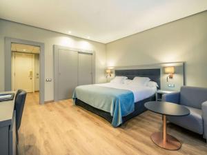 Postel nebo postele na pokoji v ubytování Mercure Carlton Rioja