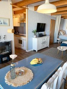 ein Wohnzimmer mit einem Tisch mit Bananen darauf in der Unterkunft Dünenhof DB3-040 Dünenhof in Heiligenhafen
