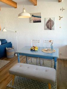 einen blauen Tisch mit einer Schale Obst darauf im Wohnzimmer in der Unterkunft Dünenhof DB3-040 Dünenhof in Heiligenhafen
