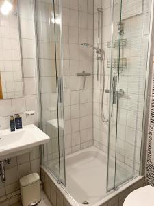 ein Badezimmer mit Dusche und Waschbecken in der Unterkunft Dünenhof DB3-040 Dünenhof in Heiligenhafen