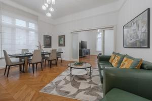 a living room with a green couch and a table at SUPREME Experience Markovitsz-Palat Istoric-Elegant & Spațios in Oradea