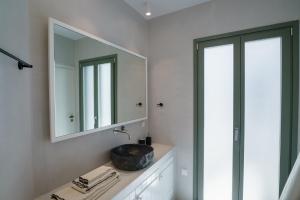 Koupelna v ubytování Giasemi House Antiparos - Private Pool Villa + 11 fotografií