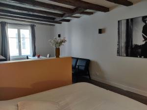 a bedroom with a bed and a window at Cœur de Chinon, tout confort ! in Chinon