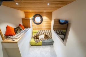Posezení v ubytování Chalet Neva - luxury chalet with sauna by Avoriaz Chalets