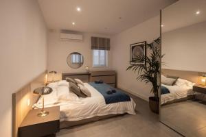 Ένα ή περισσότερα κρεβάτια σε δωμάτιο στο The View Penthouse