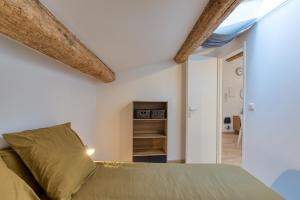 a bedroom with a bed in a room at Le Voltaire pour 4 in Sète