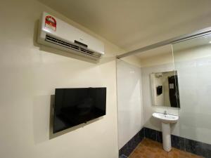 シブにあるHOTEL MALAYSIAのバスルーム(壁掛けテレビ、シンク付)