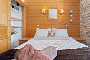 Postel nebo postele na pokoji v ubytování Chalet Neva - luxury chalet with sauna by Avoriaz Chalets