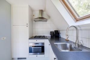 Η κουζίνα ή μικρή κουζίνα στο Witte Kwikstaart I Mooi Huisje bij het Bos +44 φωτογραφίες