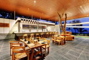 Sandesh Water Edge Kabini餐厅或其他用餐的地方