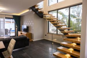 TV a/nebo společenská místnost v ubytování Süper villa havuzlu