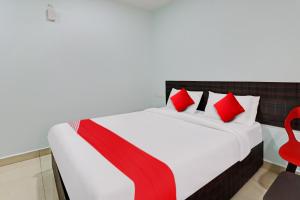 Hotel O Karanji Comforts客房内的一张或多张床位