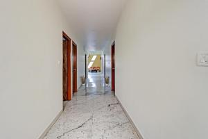 班加罗尔Hotel O Karanji Comforts的白色墙壁和白色地板的空走廊