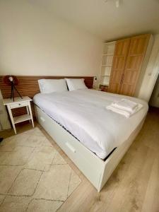 Postel nebo postele na pokoji v ubytování Newly Renovated Christchurch 1BD Roof Garden