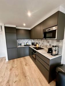 Kuchyň nebo kuchyňský kout v ubytování Newly Renovated Christchurch 1BD Roof Garden