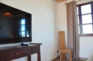 Televízia a/alebo spoločenská miestnosť v ubytovaní Tindaya Nature Home Ocean View