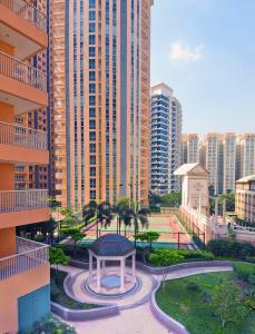 einen Pavillon inmitten einer Stadt mit hohen Gebäuden in der Unterkunft Cozy Home at Venice Luxury BGC in Manila