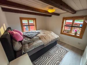 a small bedroom with a bed and a window at Hus Skärgården in Figeholm