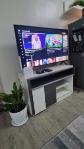 カランバにあるJoms Cozy Staycationのリビングルーム(テレビ付)
